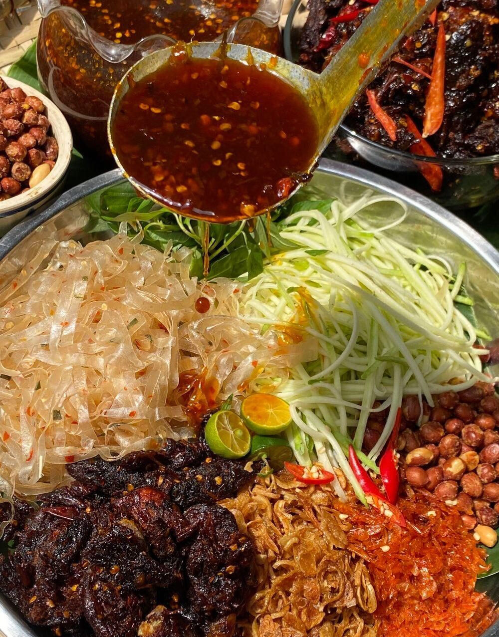 Bánh tráng trộn khô bò